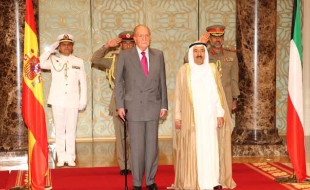 Su Majestad el Rey es recibido por Su Alteza el Jeque Sabah Al-Ahmad Al-Jaber Al-Sabah, Emir del Estado de Kuwait
